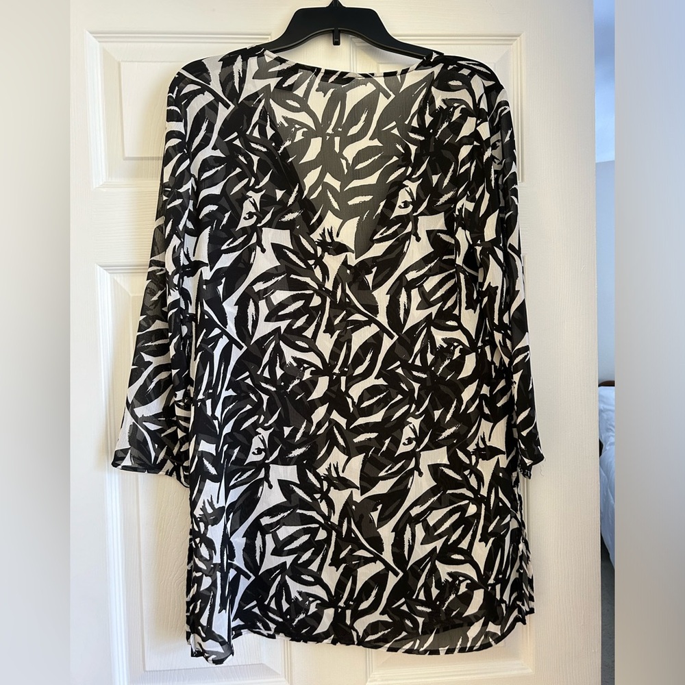 New York & Company cover up; Polyester; Size Medium; V-neck - Picture 2 of 3